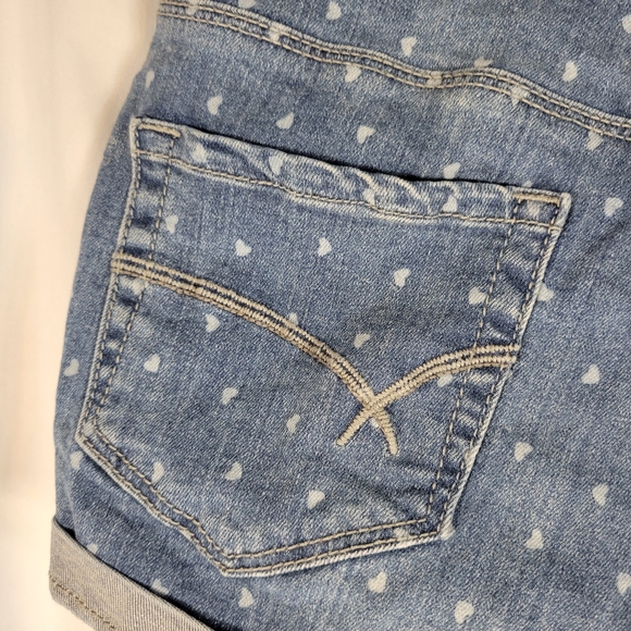 Bullhead Heart Print Hi Rise Five Pocket Cuffed Hem Shorts Size 9 - Picture 5 of 8